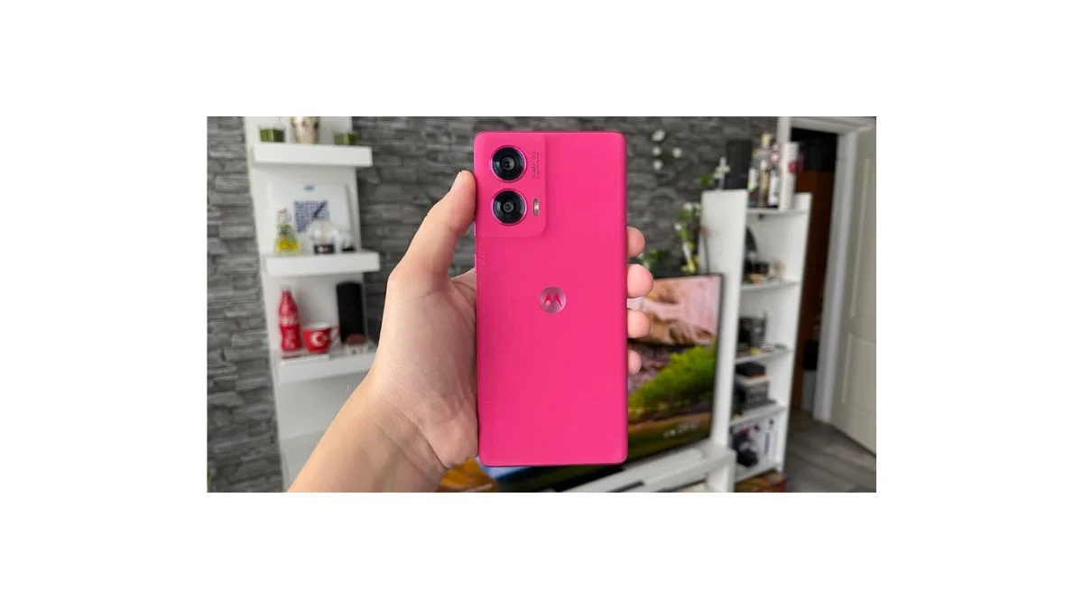 Motorola Edge 50 Fusion smartphone showcasing curved OLED display after ₹4,000 price drop